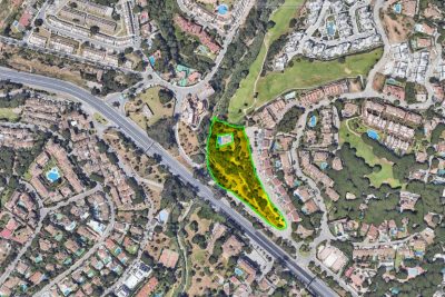 Satellite view of the Artola Alta area, showing the approximate perimeter of the plot sold by Marbella town hall for the construction of 44 terraced homes